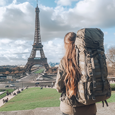 Reiseinfluencer beim Erkunden einer Stadt, Reisebook, Reisegeschichten